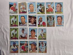 lot 124 image: Lot of 20 Vintage Topps Baseball Cards From 1967