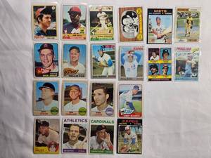 lot 192 image: Lot of 20 Vintage Topps Baseball Cards from the 60s & 70s