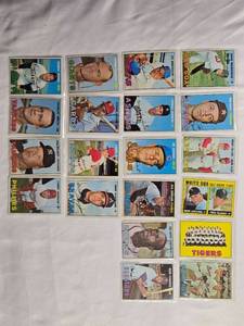 lot 214 image: Lot of 20 Vintage Topps Baseball Cards from 1967