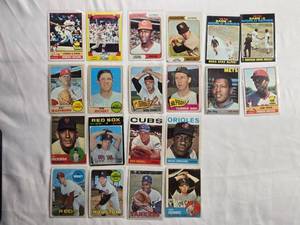 lot 215 image: Lot of 20 Vintage Topps Baseball Cards from the 60s and 70s