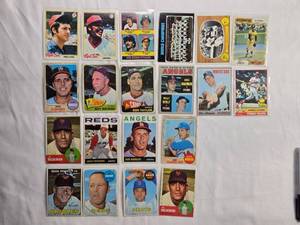 lot 232 image: Lot of 20 Vintage Topps Baseball Cards from the 1960s and 1970s