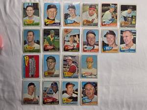 lot 267 image: Lot of 20 Vintage Topps Baseball Cards from 1965