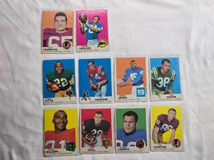 lot 292 image: Lot of 10 Vintage Topps Football Cards from 1969