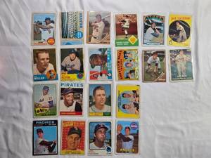 lot 314 image: Lot of 20 Vintage Topps Baseball Cards Mostly from the 1960s