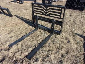 lot 6 image: Midstate Skidsteer Mount 48 Pallet Forks (UNUSED)