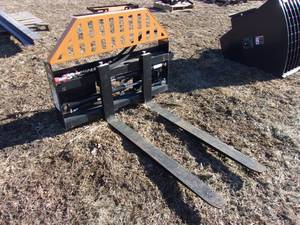 lot 8 image: Wolverine Skidsteer Mount 48 Hyd Pallet Forks (UNUSED)