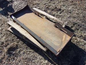 lot 16 image: Skidsteer Mounting Plate (UNUSED)