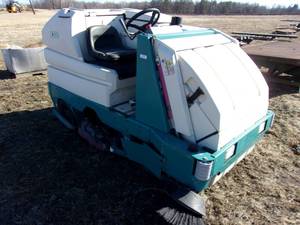 lot 29 image: Tennant 8300 Sweeper W Battery & Charger (PARTS)