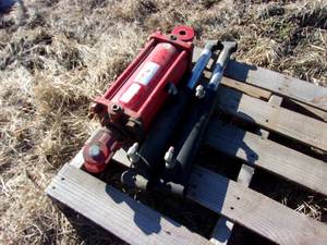 lot 31 image: 3 Hydraulic Cylinders