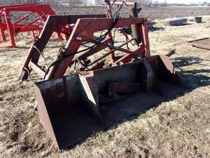 lot 39 image: Tractor Loader Fully Hydraulic W8 Bucket