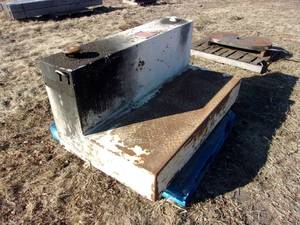 lot 44 image: 100 Gallon Fuel Tank