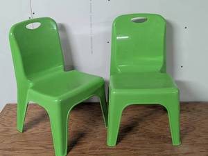 lot 143 image: 2 Hard Plastic Kids Chairs