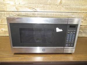 lot 154 image: GE 0.7 Cu. Ft. Spacemaker Countertop Microwave Oven