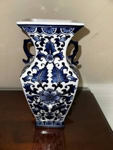 lot 270 image: Antique Blue & White Ceramic Vase