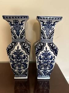 lot 271 image: Pair of Delft-Style Blue White Vases