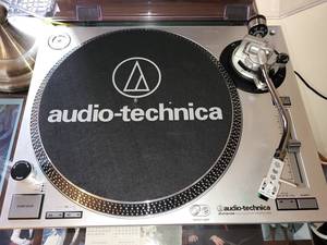 lot 8 image: Audio-Technica AT-LP120-USB Turntable