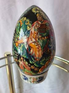 lot 180 image: Russian Lacquer Painted Egg
