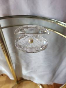lot 192 image: Crystal Clamshell with Pearl Accent