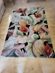 lot 100 image: Floral Area Rug 5x8 Feet