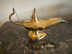 lot 66 image: Brass Aladdin Lamp Replica Decor