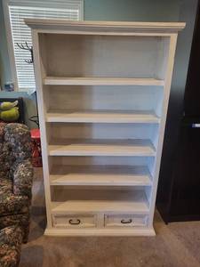 lot 5 image: Vintage White Wooden Bookcase