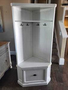 lot 15 image: White Corner Hall Tree with Storage