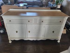 lot 16 image: Vintage White Cabinet with Gold Accents