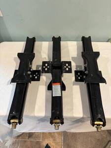 lot 20 image: Set of 3 Adjustable Stabilizer Jacks