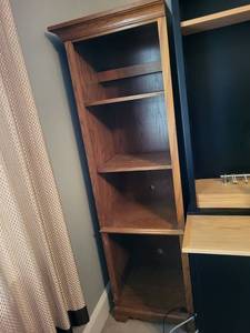 lot 29 image: Oak Bookshelf with Shelves