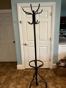 lot 112 image: Black Metal Coat Rack Stand