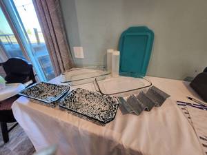 lot 47 image: Glass & Enamelware Baking Dish Set