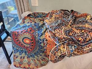 lot 53 image: Vinyl Elastic Edged Round Table Cloth Coverings