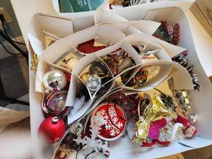 lot 80 image: Holiday Decoration Assortment
