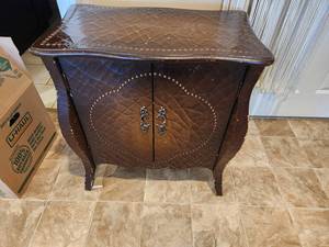 lot 83 image: Vintage Quilted Wooden Storage Cabinet
