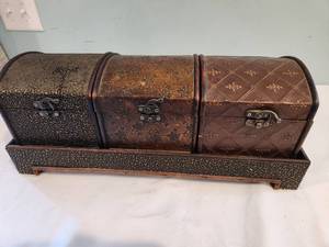 lot 85 image: Antique Style Wooden Trinket Chest