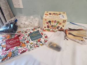 lot 113 image: Kids Activity Set Posh Books & Bubbles