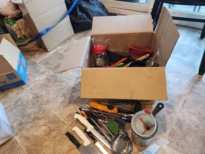 lot 114 image: Assorted Kitchen Utensil Set