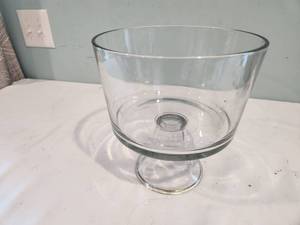 lot 120 image: Clear Glass Trifle Bowl