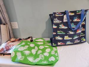 lot 178 image: Set of 3 Trendy Reusable Tote Bags