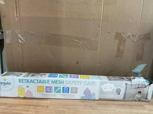 lot 368 image: Regalo Extra Wide Retractable Baby Gate, Award Winning Brand