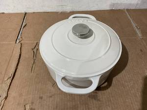 lot 256 image: Lodge Cast Iron 5.5qt Oyster White Enameled Dutch Oven