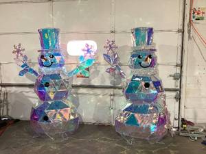 lot 638 image: LOT OF 2 Members Mark 6 Pre-Lit Prismatic Snowman