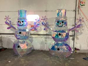 lot 639 image: LOT OF 2 Members Mark 6 Pre-Lit Prismatic Snowman