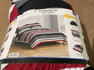 lot 261 image: 7PCS King Size Mainstays Reversible Bed in a Bag Comforter Set with Sheets