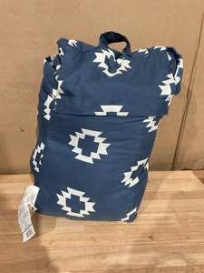lot 396 image: 7PCS Full Size Mainstays Reversible Bed in a Bag Comforter Set with Sheets