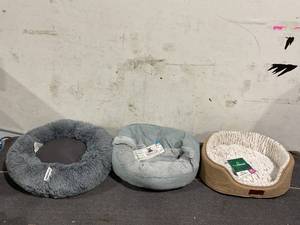 lot 173 image: LOT OF 3 Pet Beds