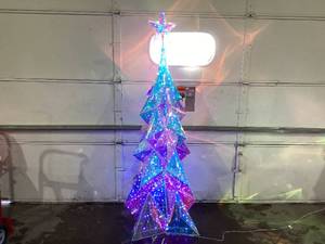 lot 481 image: Members Mark 6ft Pre-Lighted Prismatic Tree