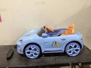 lot 679 image: Licensed Kids 12-Volt Battery Powered Convertible Ride-on