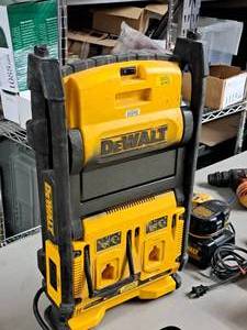 lot 19 image: DeWalt Work Light Charger DC022