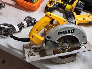 lot 26 image: DeWalt 7-14 Circular Saw DW364